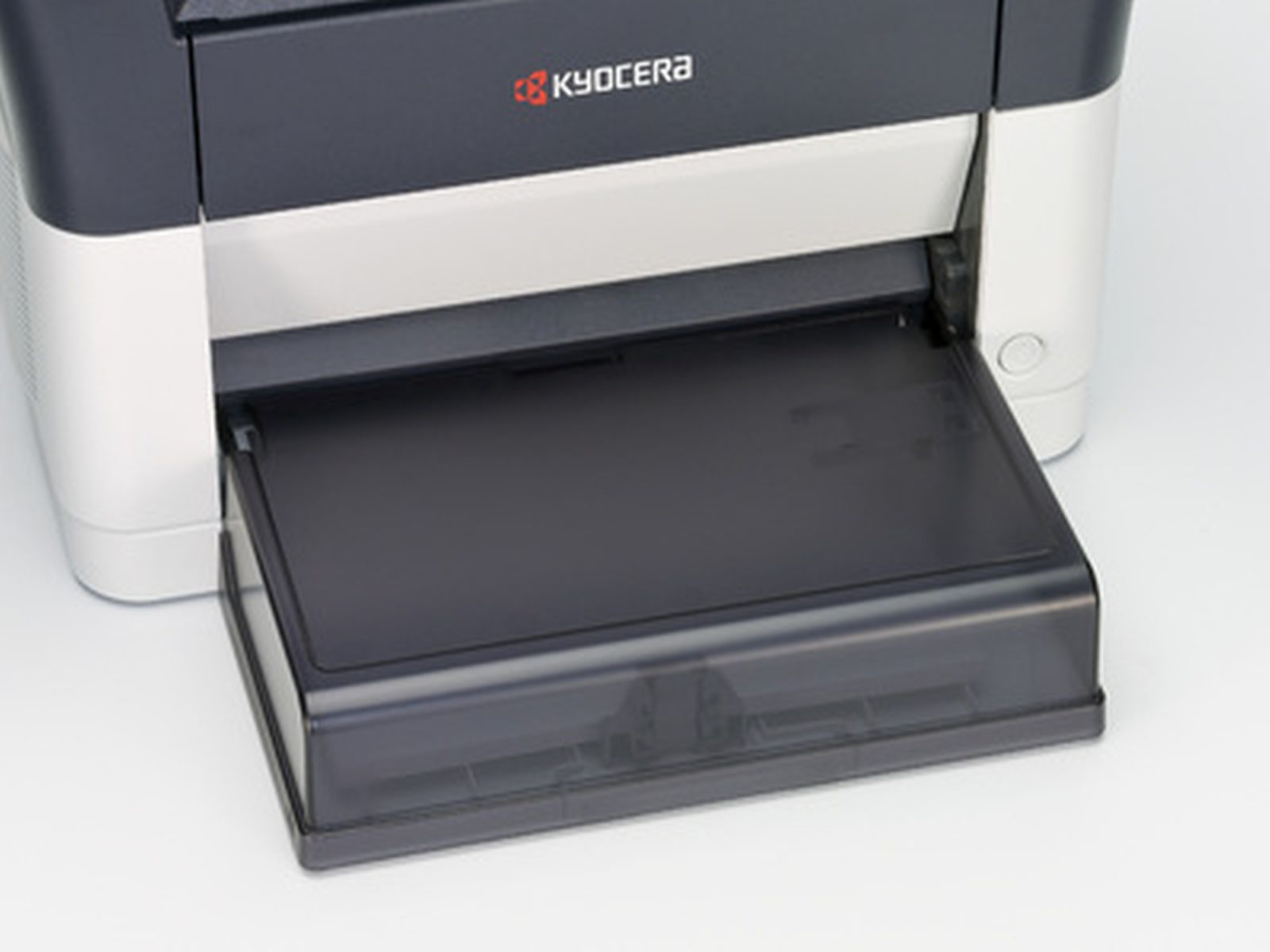 Drukarka Kyocera z wysuniętą tacą na papier.