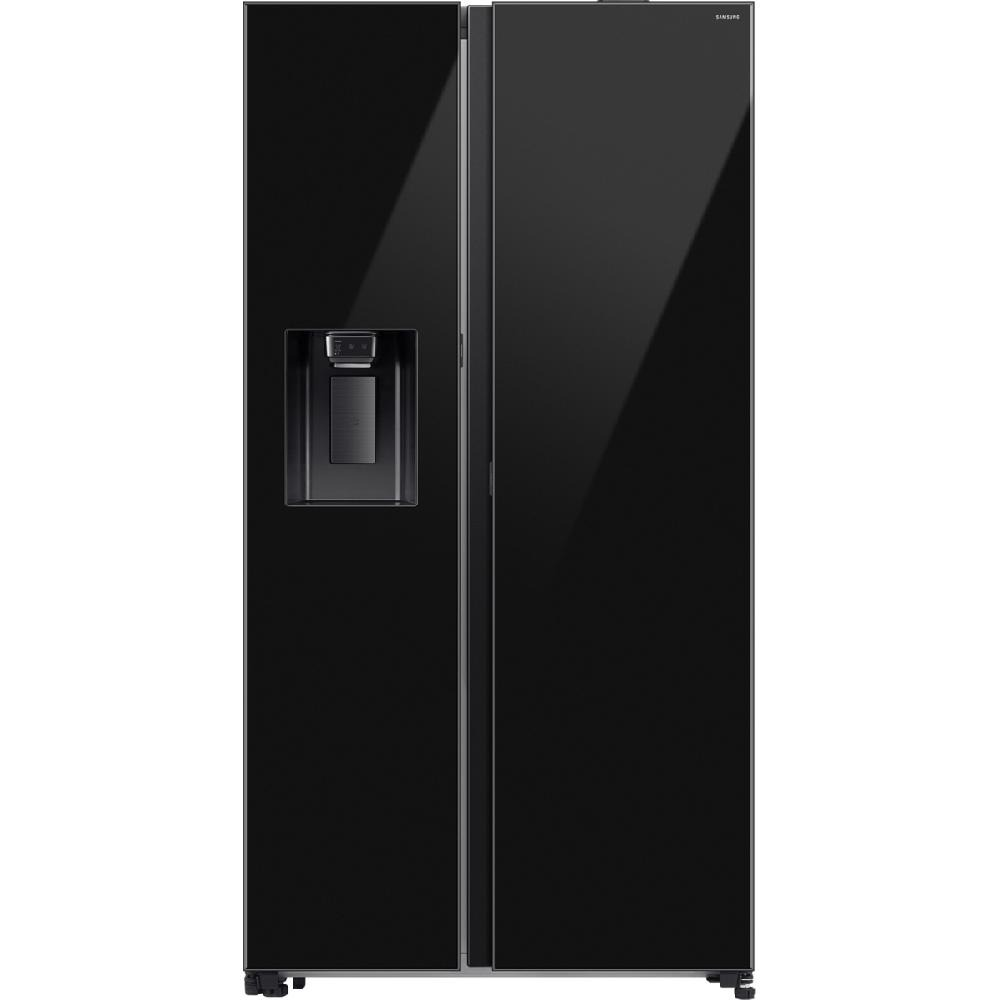 Un frigorifero nero side-by-side con dispenser d'acqua sulla porta sinistra.