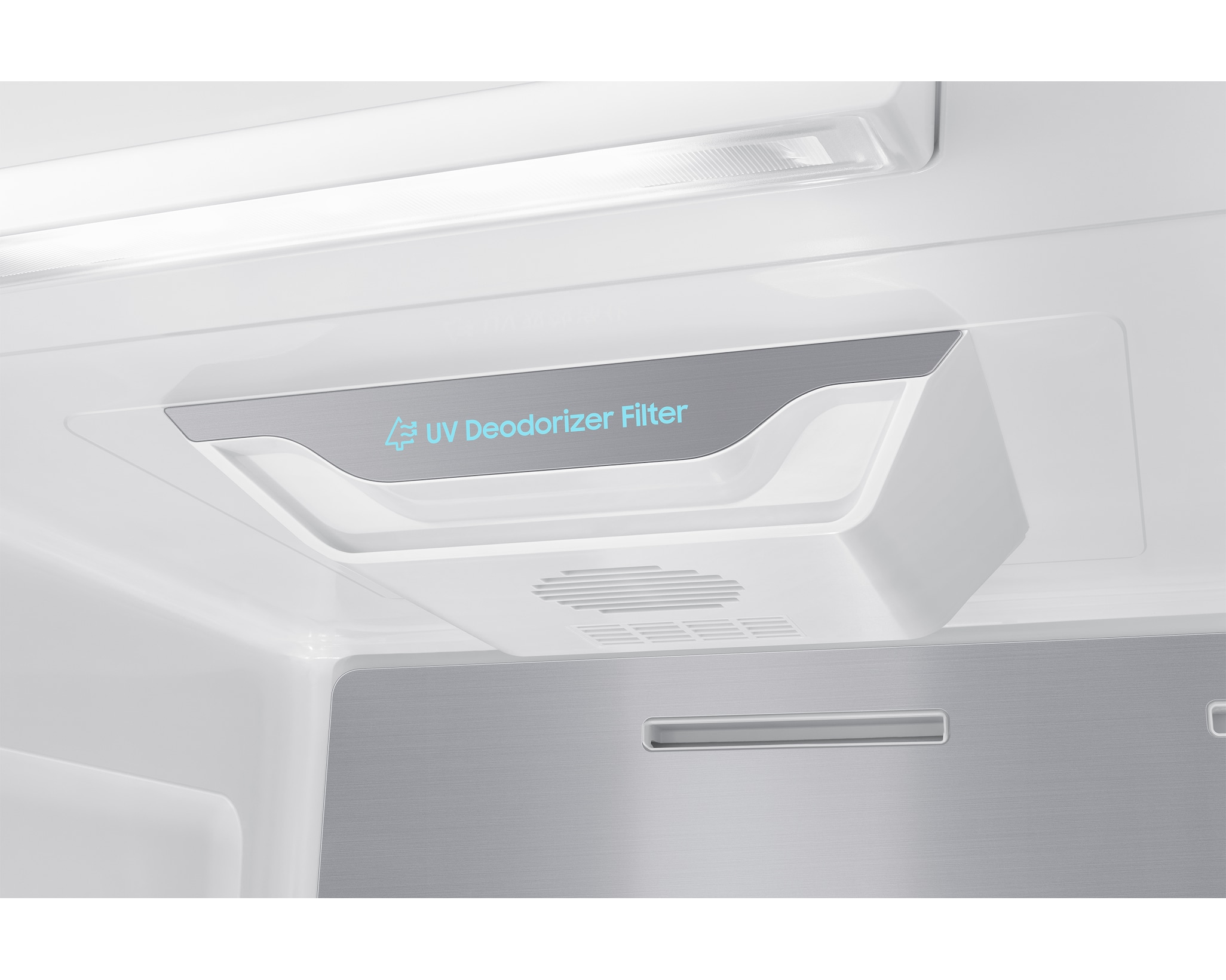 Un filtro deodorante UV all'interno di un frigorifero bianco.
