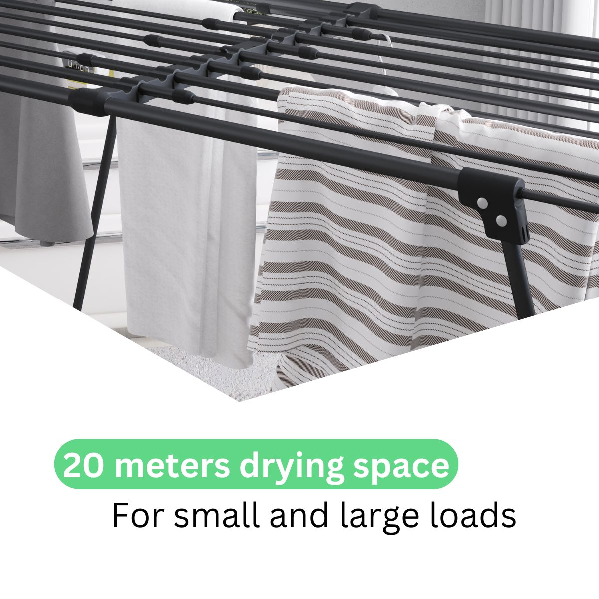 Un séchoir à linge noir avec des serviettes blanches et rayées.