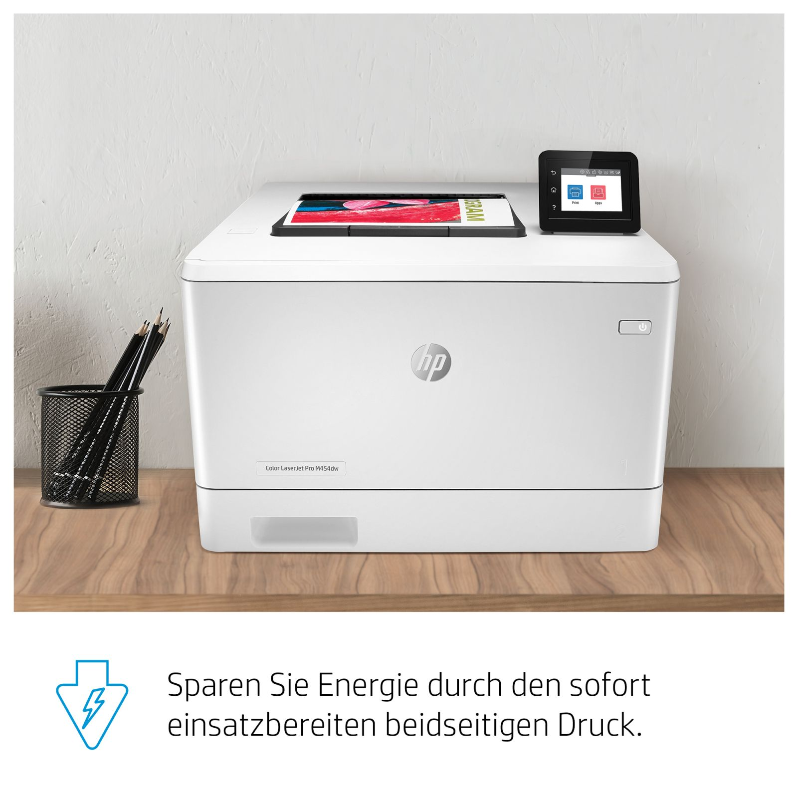 Una stampante laser HP bianca con touchscreen e portapenne accanto.
