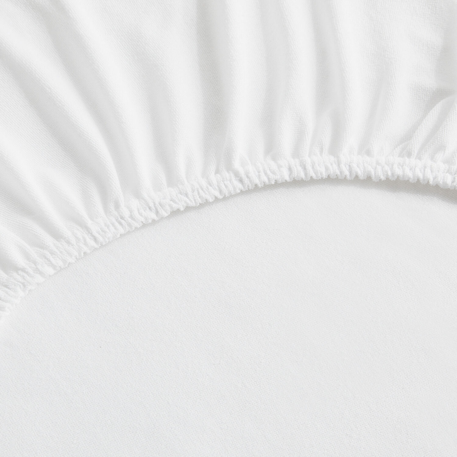 Textura de sábana bajera blanca sin costuras con borde elástico fruncido.