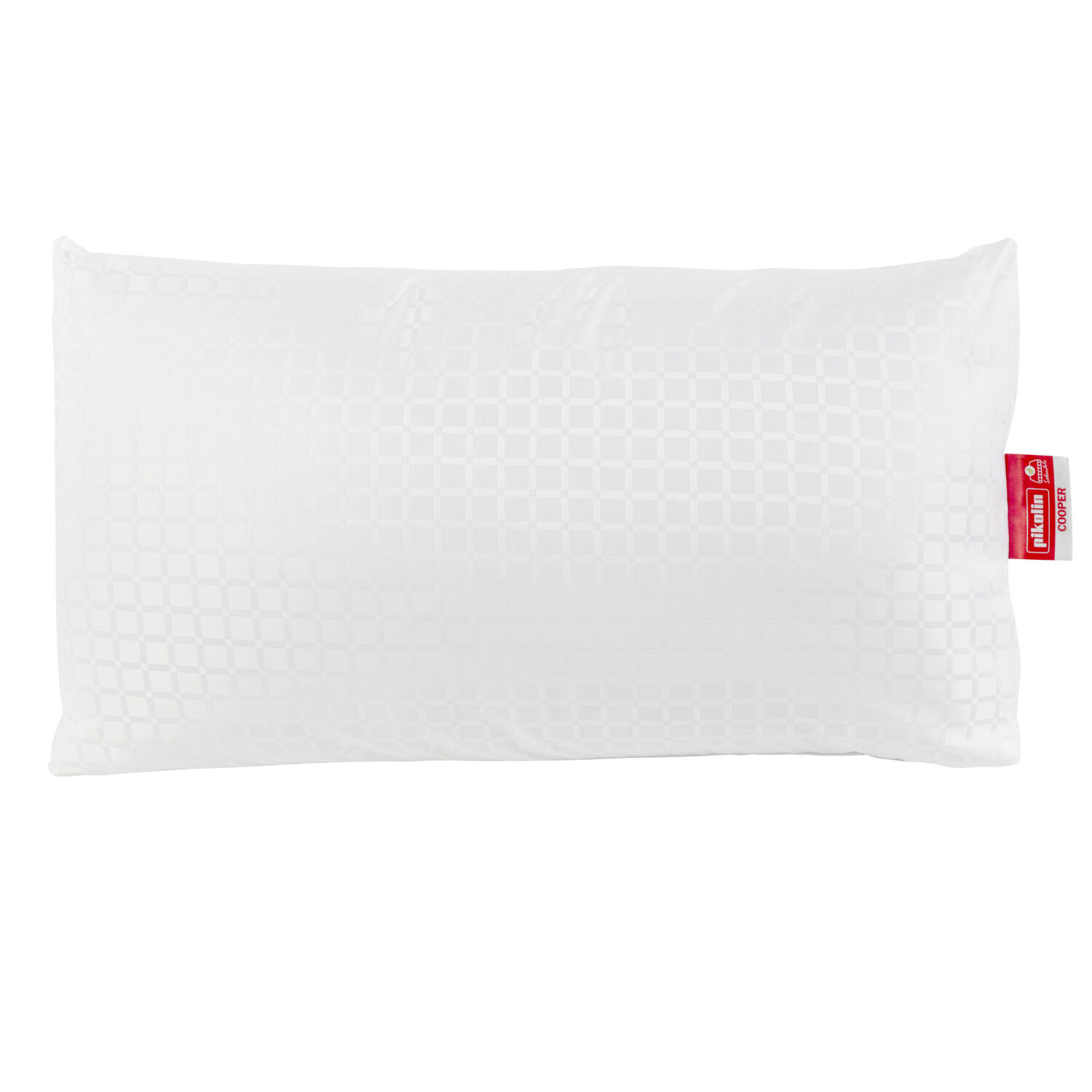 Una almohada blanca con patrón a cuadros y etiqueta roja.