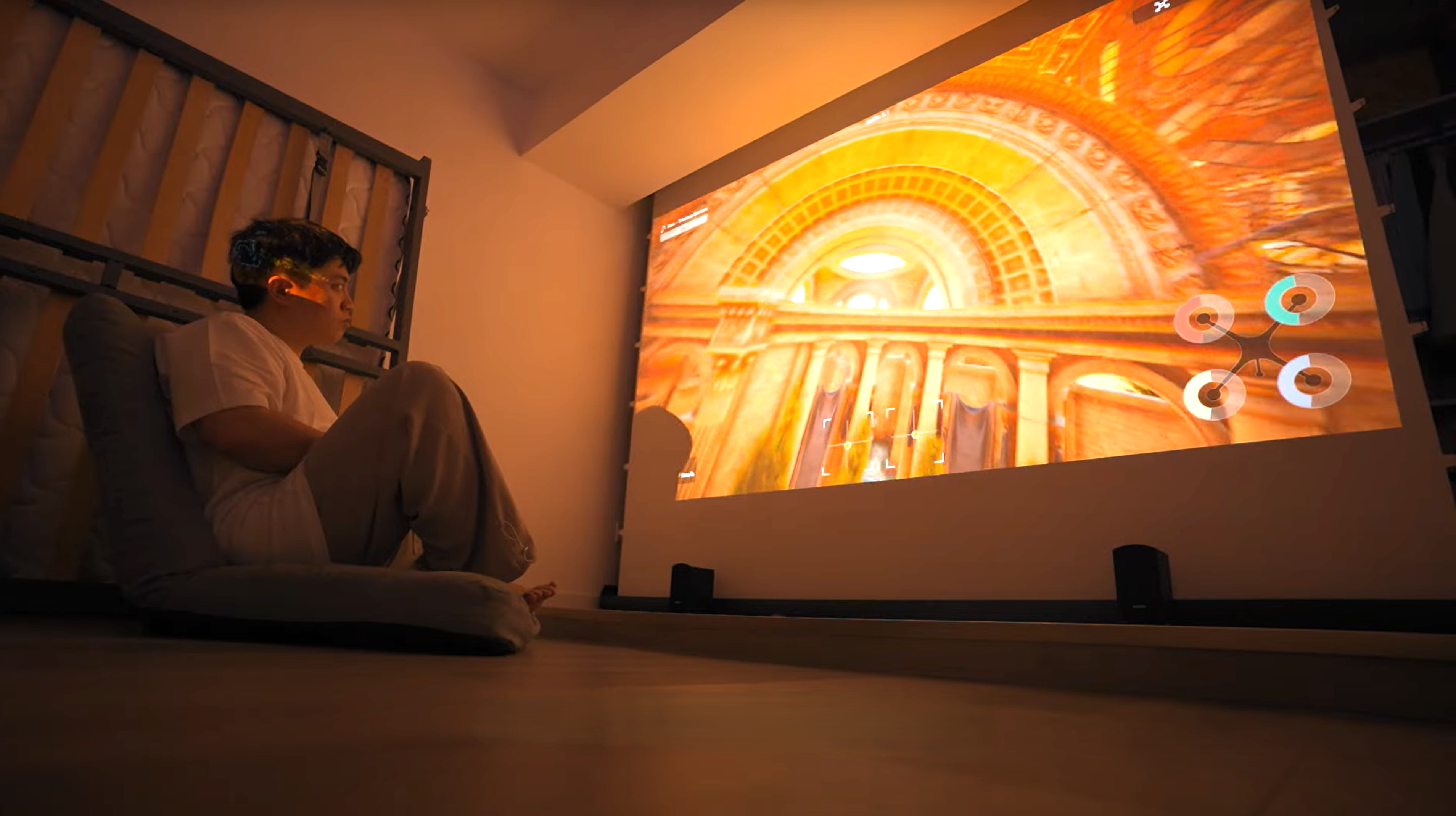 Person schaut auf einen großen Bildschirm mit einem Videospielbildschirm.