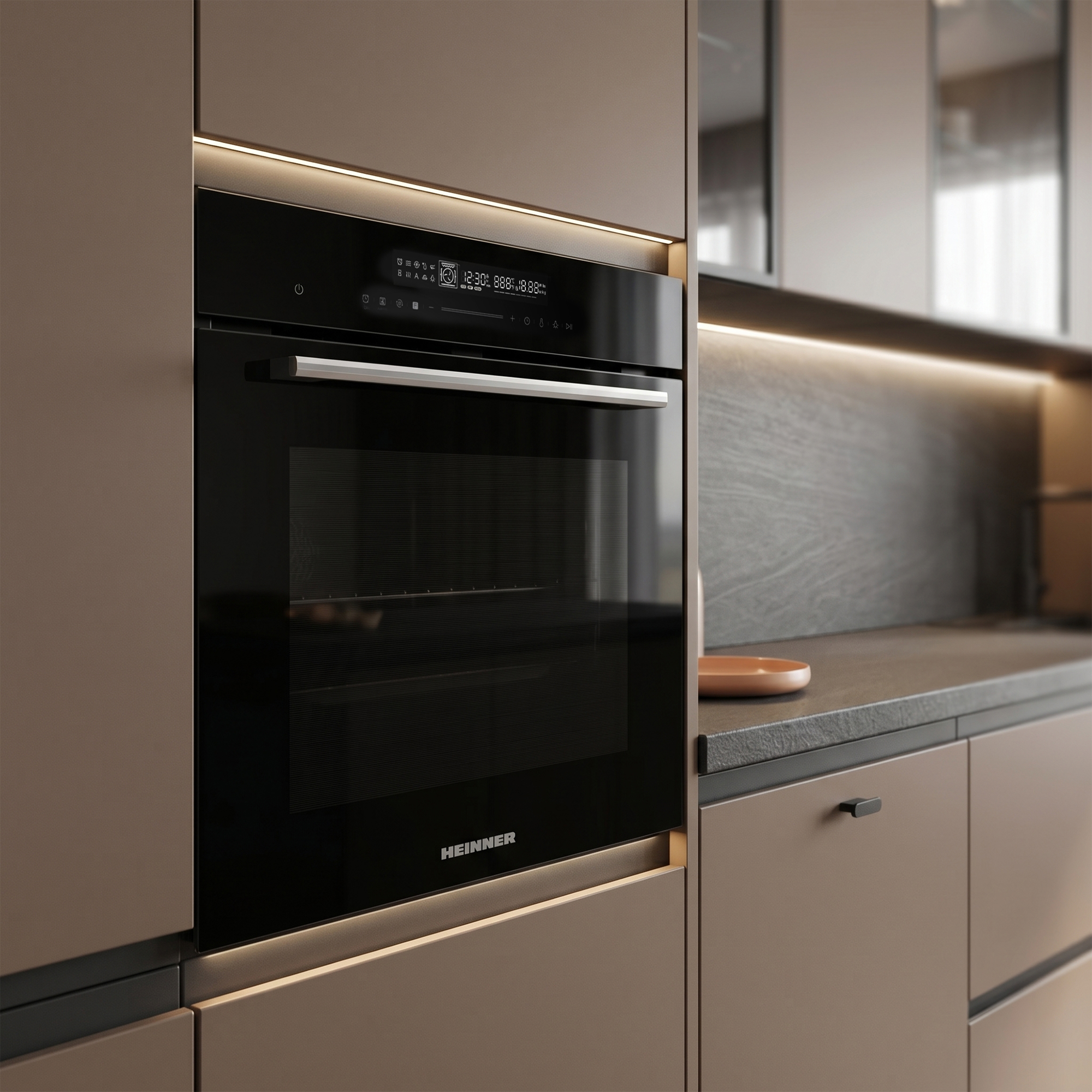 Un four encastrable moderne dans une armoire de cuisine épurée, avec panneau de commande tactile et poignée argentée.