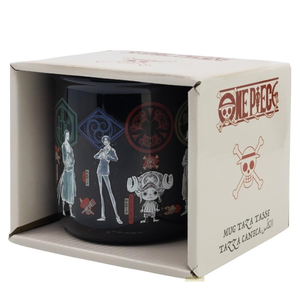 Taza negra con personajes y símbolos de One Piece en embalaje blanco.