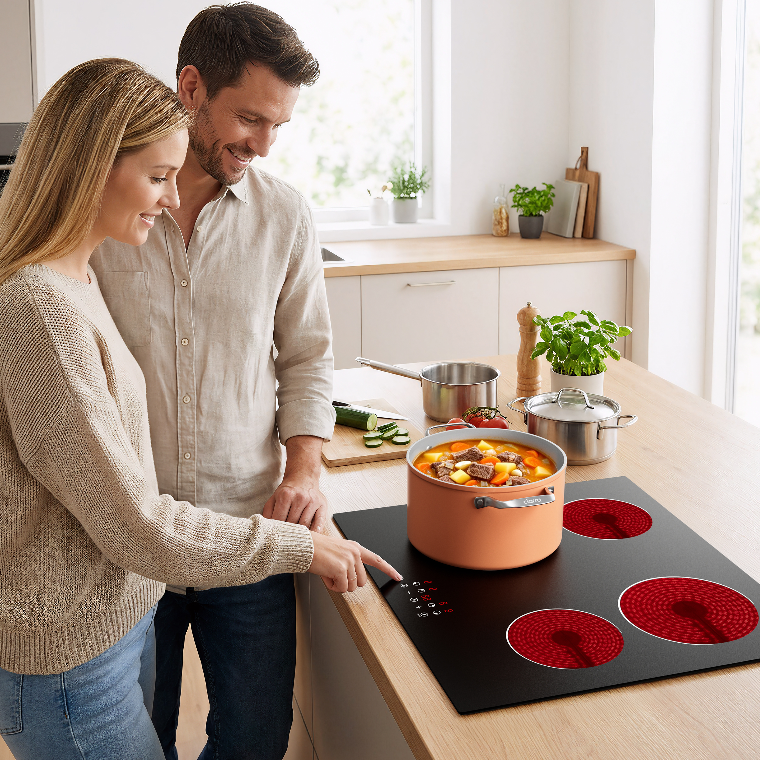 Un couple cuisine dans une cuisine moderne. Un ragoût mijote sur une plaque de cuisson.