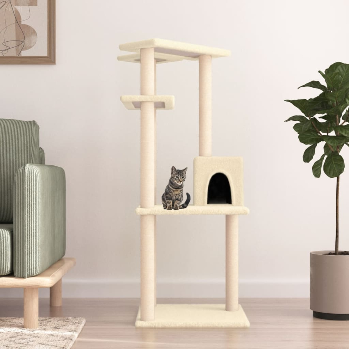 Eine getigerte Katze sitzt auf einem cremefarbenen Kratzbaum. Ein Sofa und eine Pflanze sind in der Nähe.