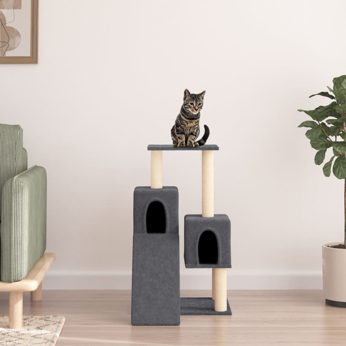 Eine getigerte Katze sitzt auf einem grauen Kratzbaum mit zwei Säulen.