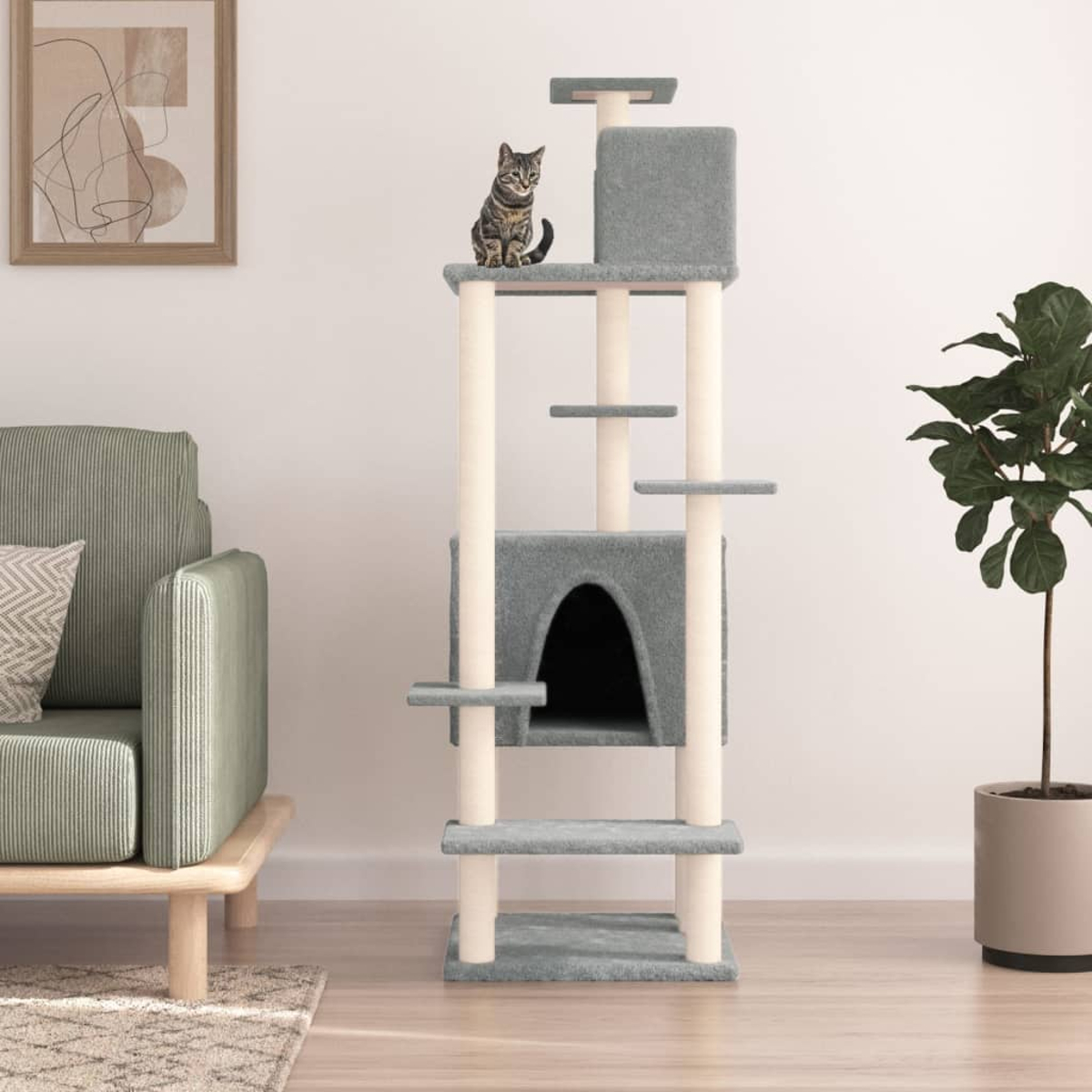 Eine getigerte Katze sitzt auf einem mehrstöckigen Kratzbaum mit grauen Plattformen.