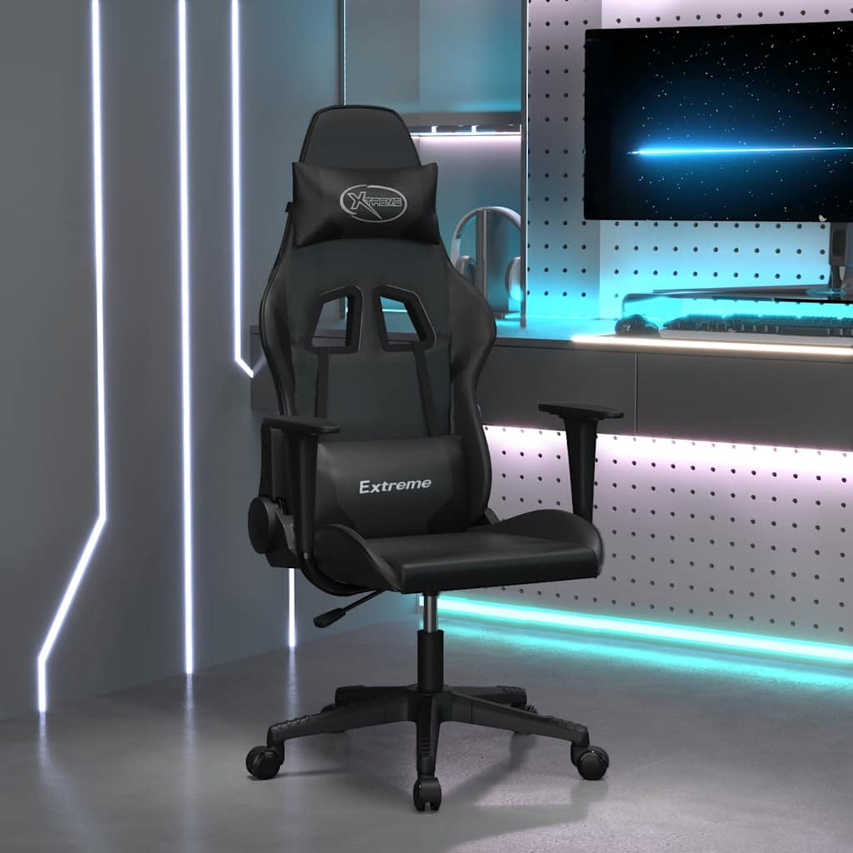 Schwarzer Gaming-Stuhl mit Kopfstütze und Lendenkissen in einem Raum mit Neonlicht.