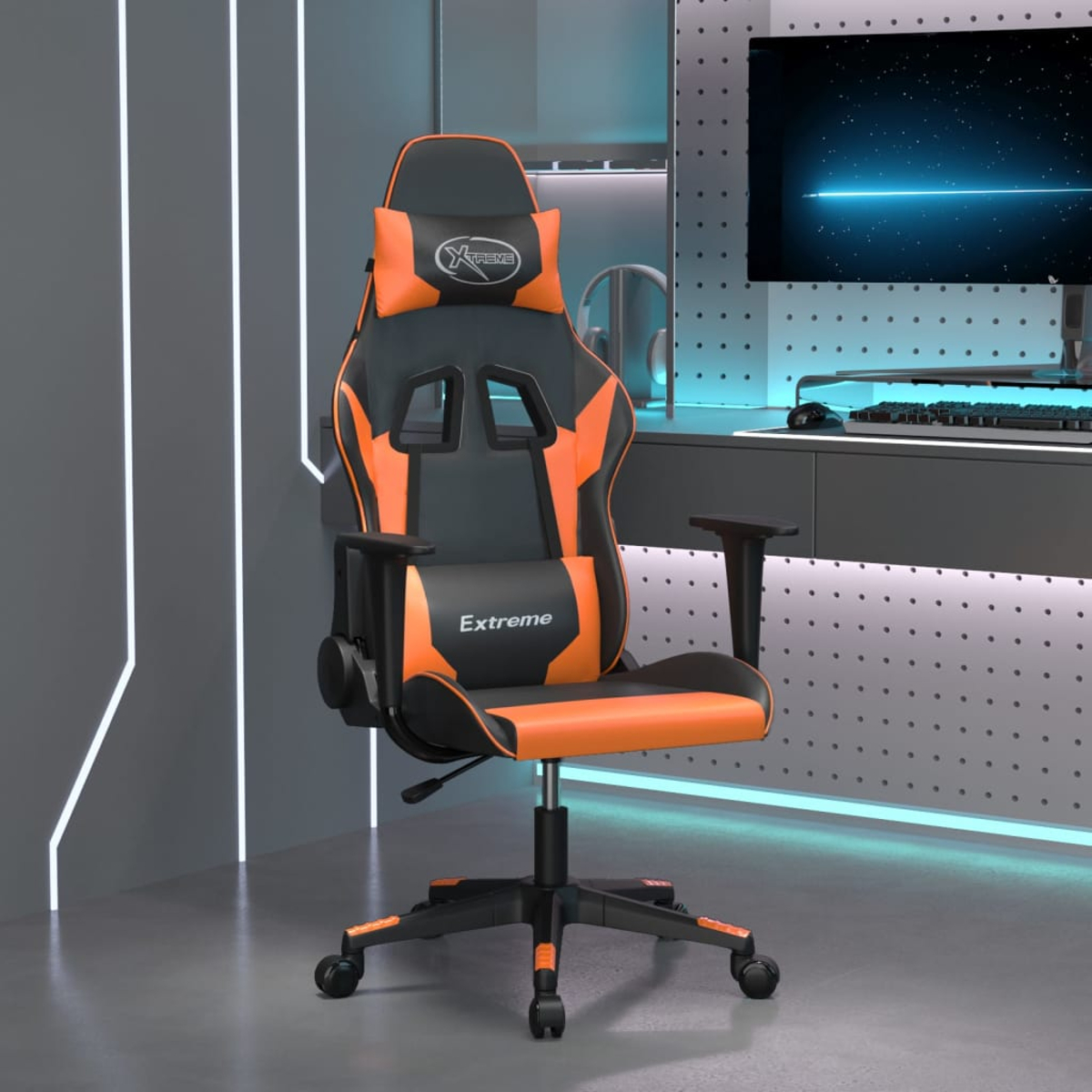 Ein orange-schwarzer Gaming-Stuhl mit Computer-Setup im Hintergrund.