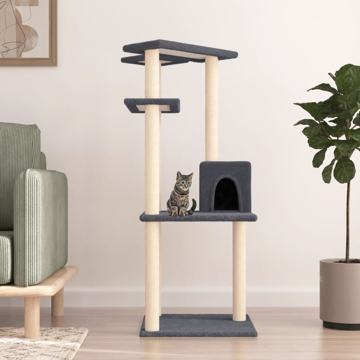 Eine Katze sitzt auf einem Kratzbaum mit mehreren Ebenen in einem Wohnzimmer.