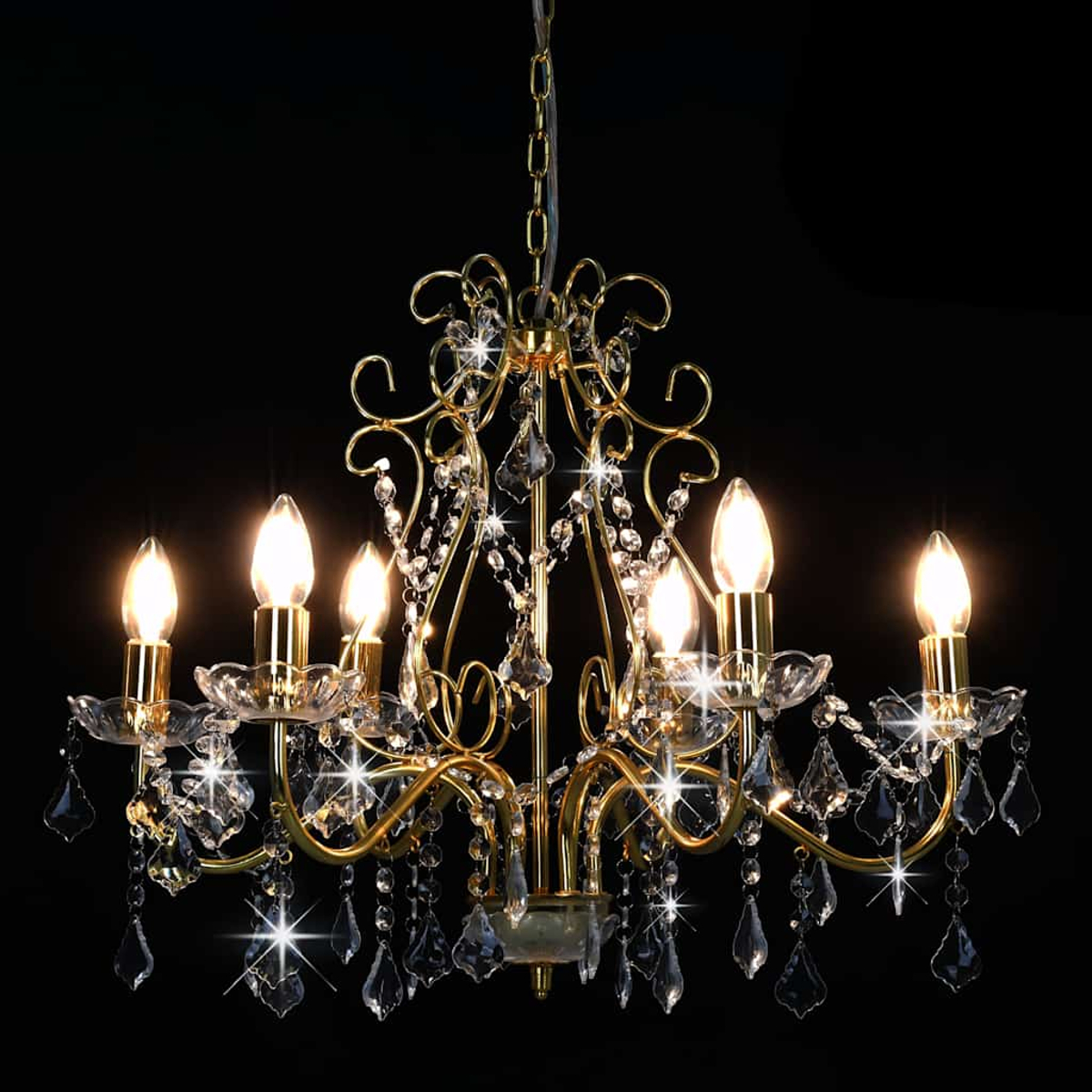 Ein goldener Kronleuchter mit sechs Lichtern und Kristallbehang vor schwarzem Hintergrund.