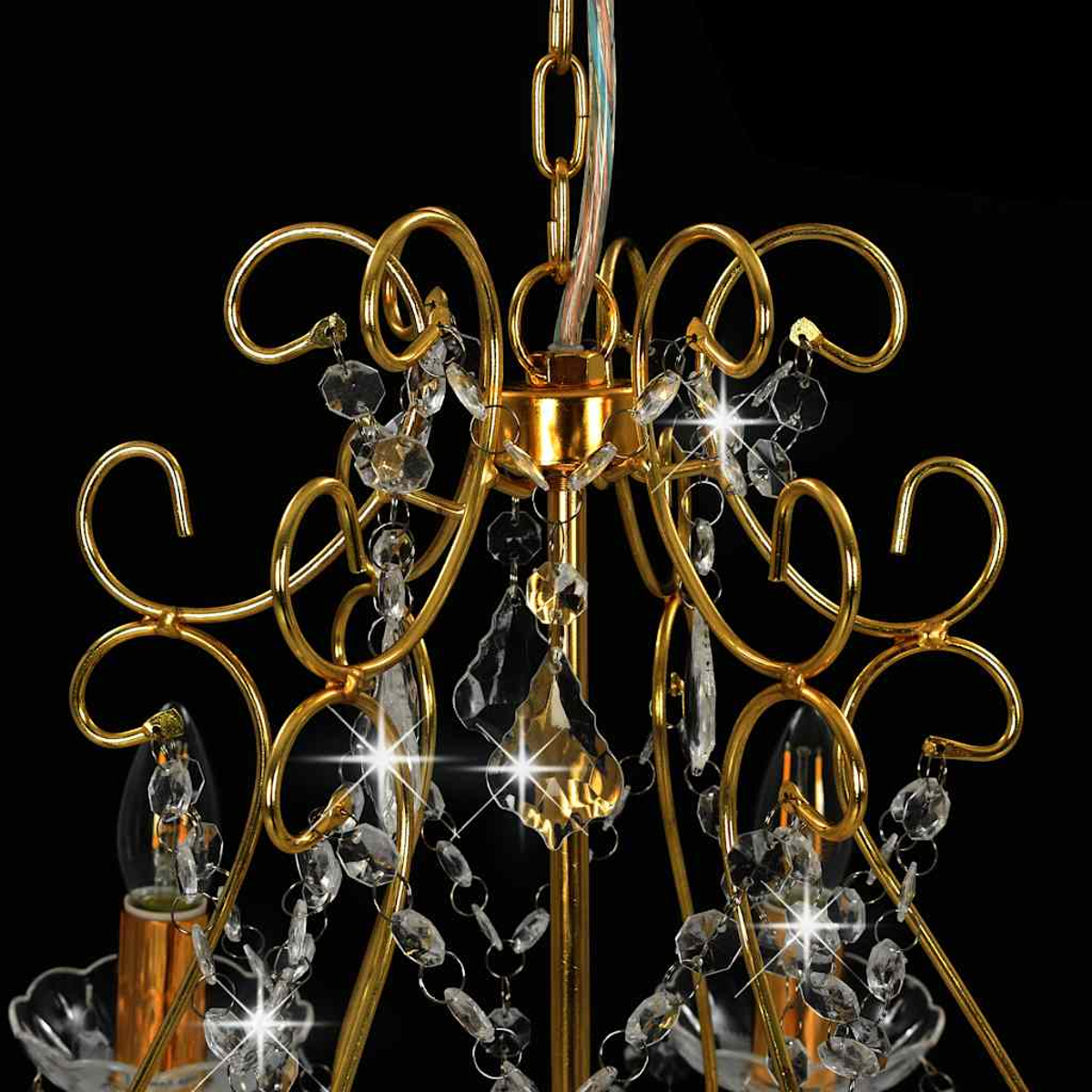 Goldener Kronleuchter mit Kristallbehang und Lichterketten auf schwarzem Hintergrund.
