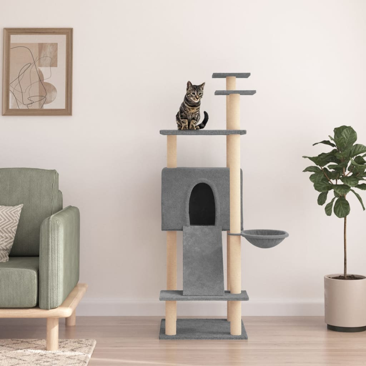Eine getigerte Katze sitzt auf einem grauen Kratzbaum mit Hängematte und Höhle.