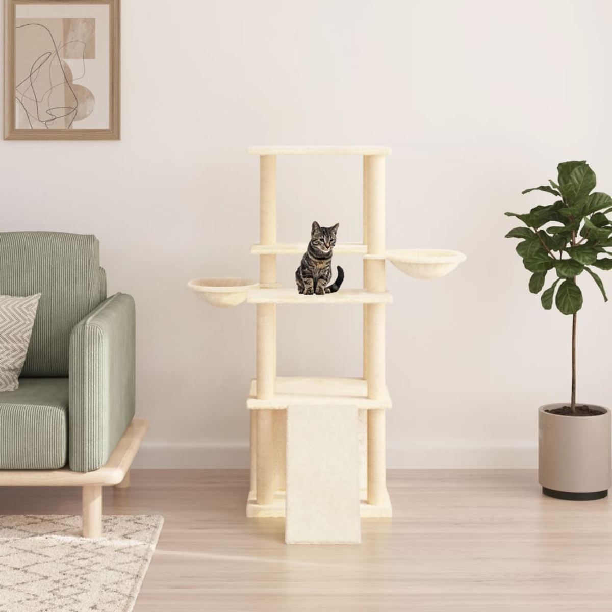 Eine getigerte Katze sitzt auf einem hellbeigen Kratzbaum mit mehreren Ebenen.