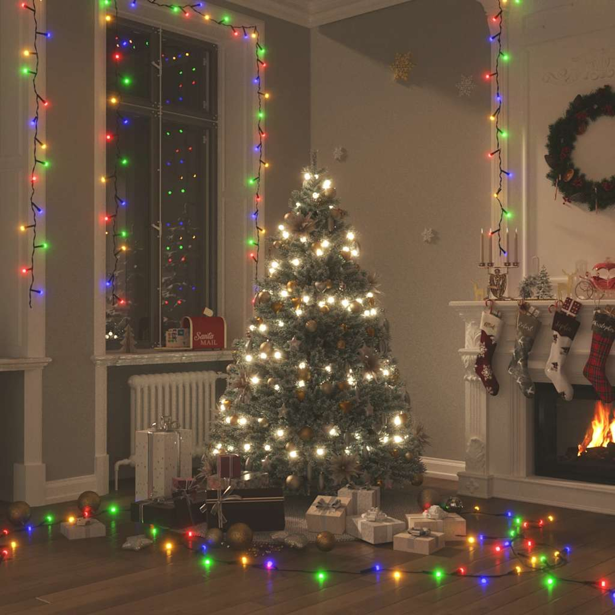 Ein geschmückter Weihnachtsbaum mit Geschenken und Lichtern. Ein Kamin mit Strümpfen ist sichtbar.