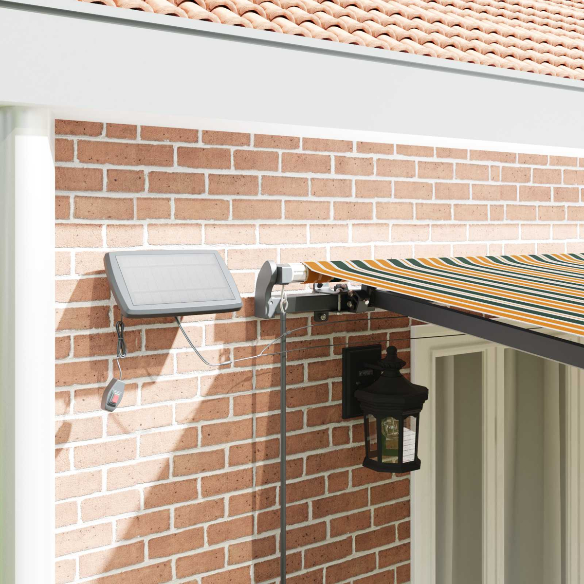 Markise mit Solarpanel und Laterne an einer Ziegelwand.