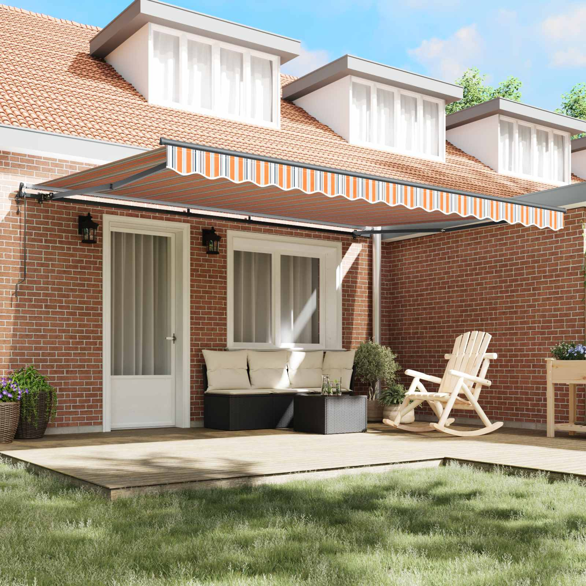 Eine Ziegelstein-Terrasse mit gestreifter Markise, Sofa, Schaukelstuhl und Holzdeck.