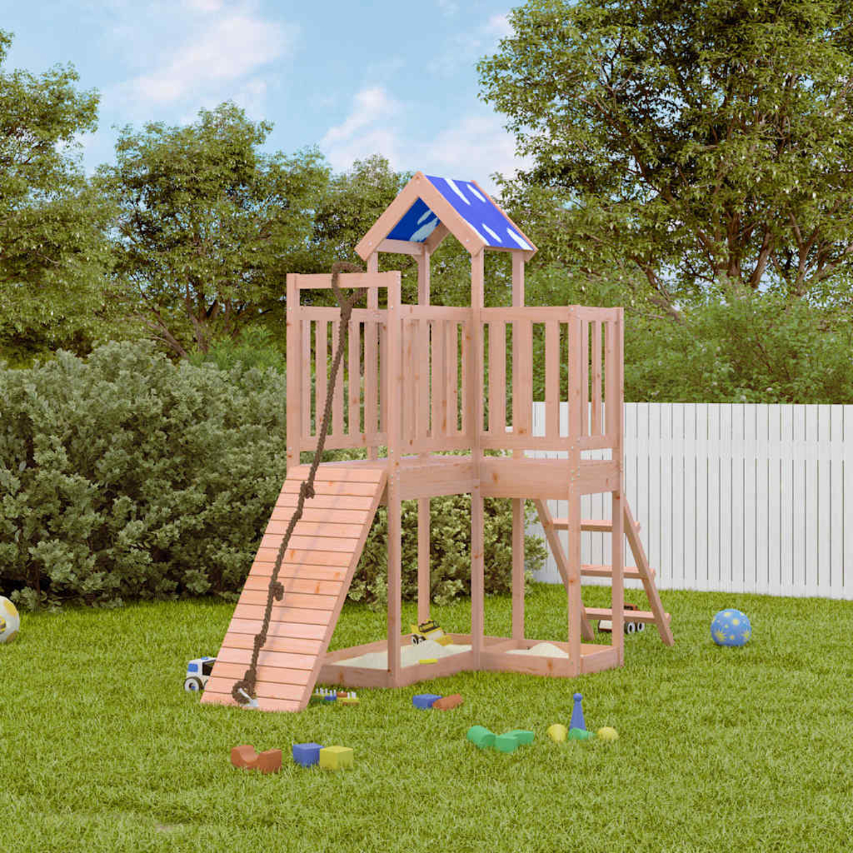 Ein hölzerner Spielturm mit Rutsche und Leiter auf einem Rasen mit Spielzeug.
