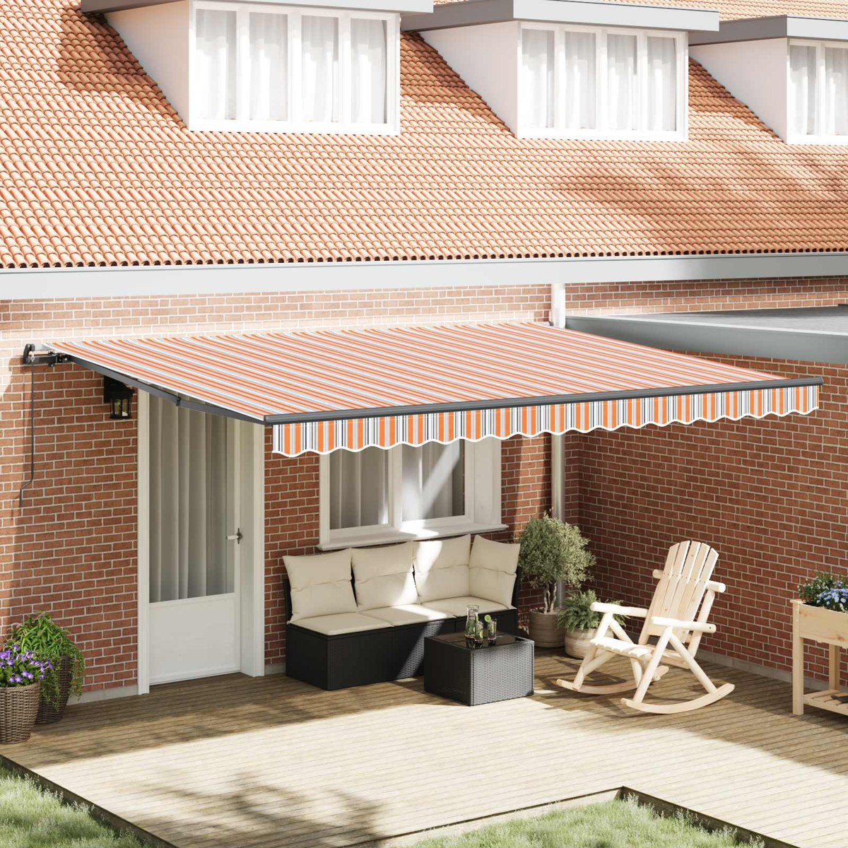 Una tenda a strisce su un patio con mobili e giardino.