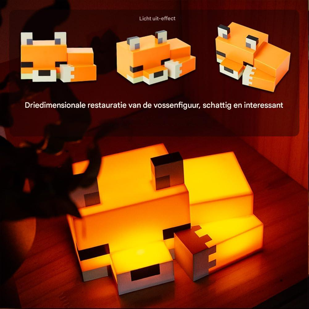 Orangefarbene Pixel-Fuchs-Lampe leuchtet auf einem Holztisch. Mehrere Ansichten.