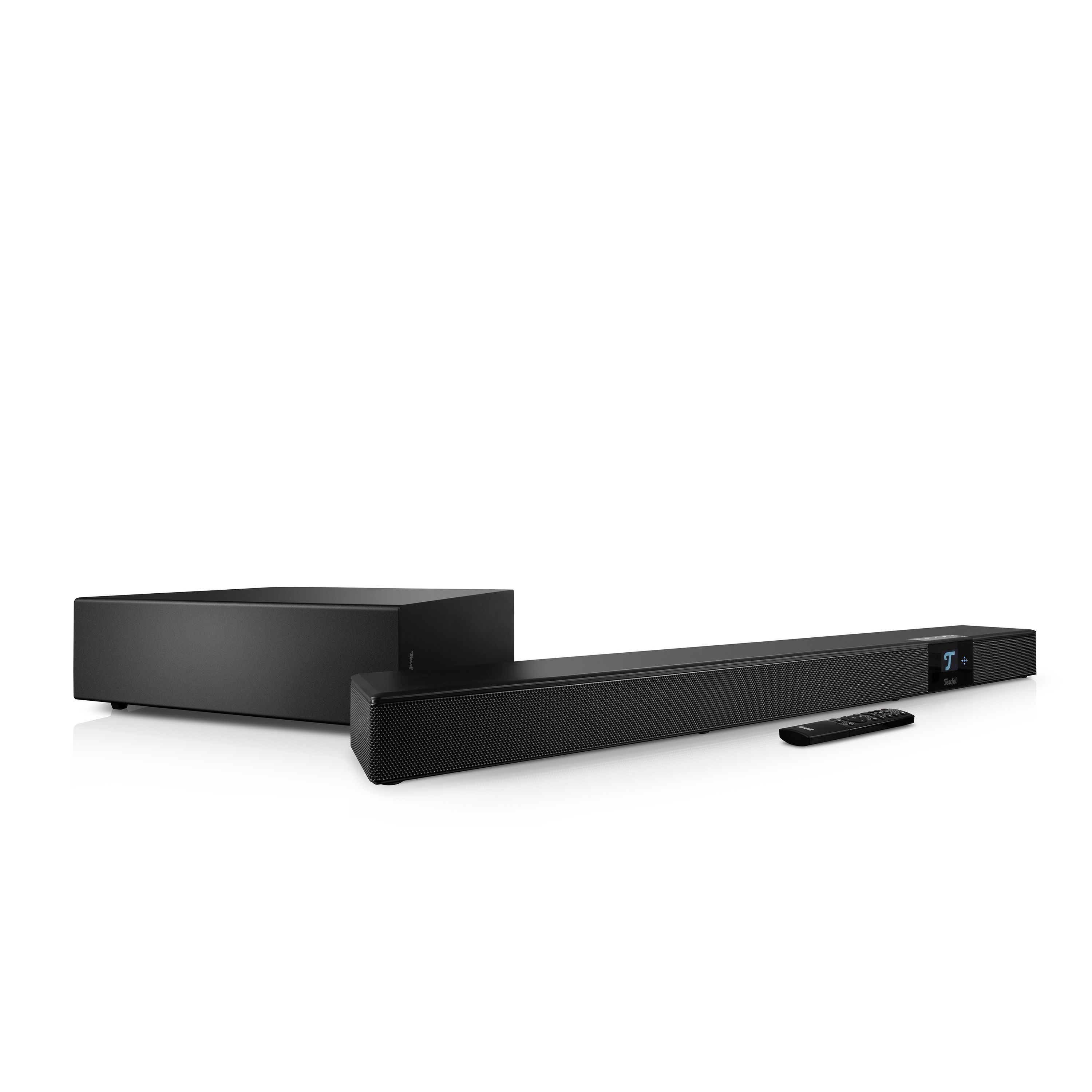 Schwarze Soundbar und Subwoofer mit Fernbedienung auf weißem Hintergrund.