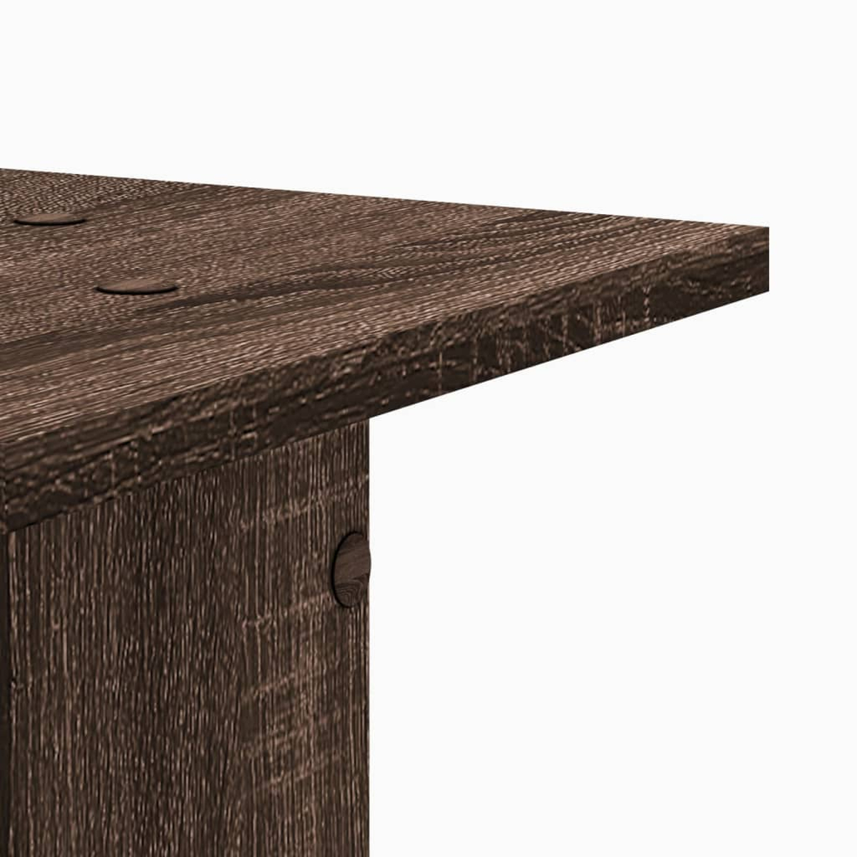 Dunkelbraune Holztextur mit Nieten, Nahaufnahme der Ecke einer Tischplatte.