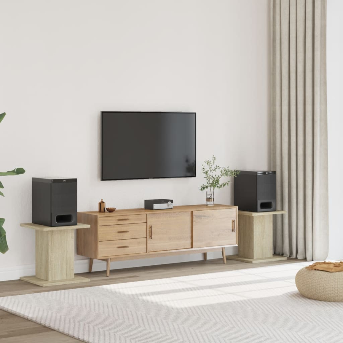 Modernes Wohnzimmer mit Wand-TV, Holzschrank, zwei Lautsprechern und hellem Teppich.
