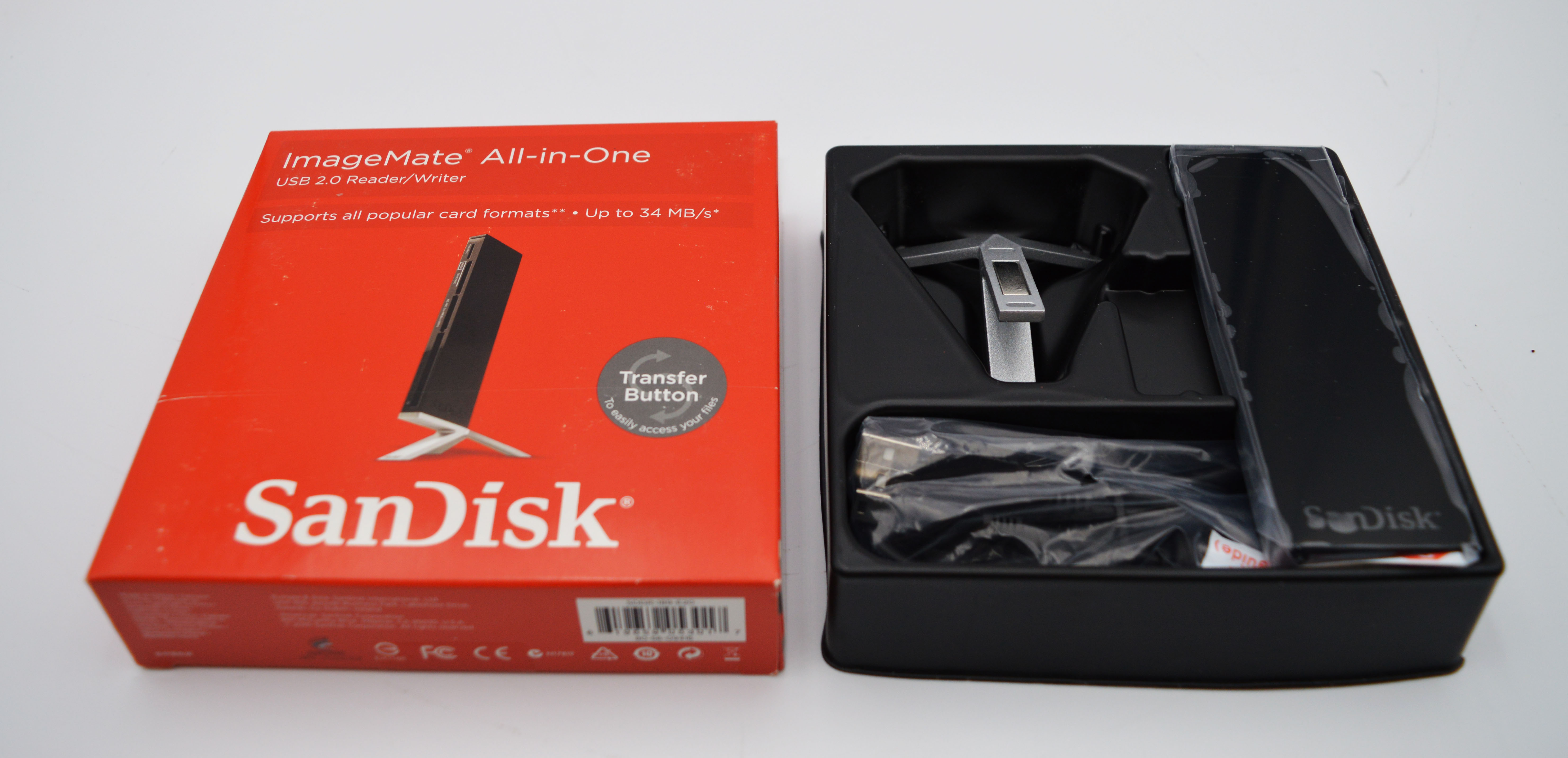 SanDisk ImageMate USB 2.0 Kartenleser in roter Verpackung und schwarzem Tray.