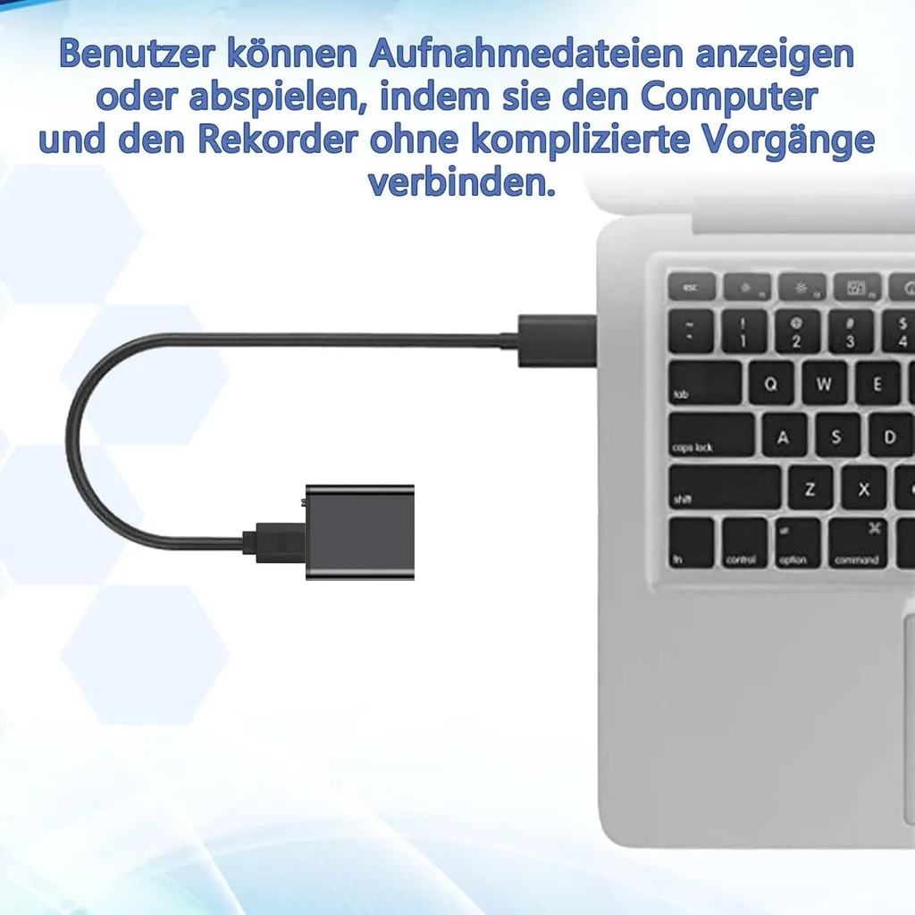 Ein schwarzer Adapterkabel verbindet einen Recorder mit einem Laptop.
