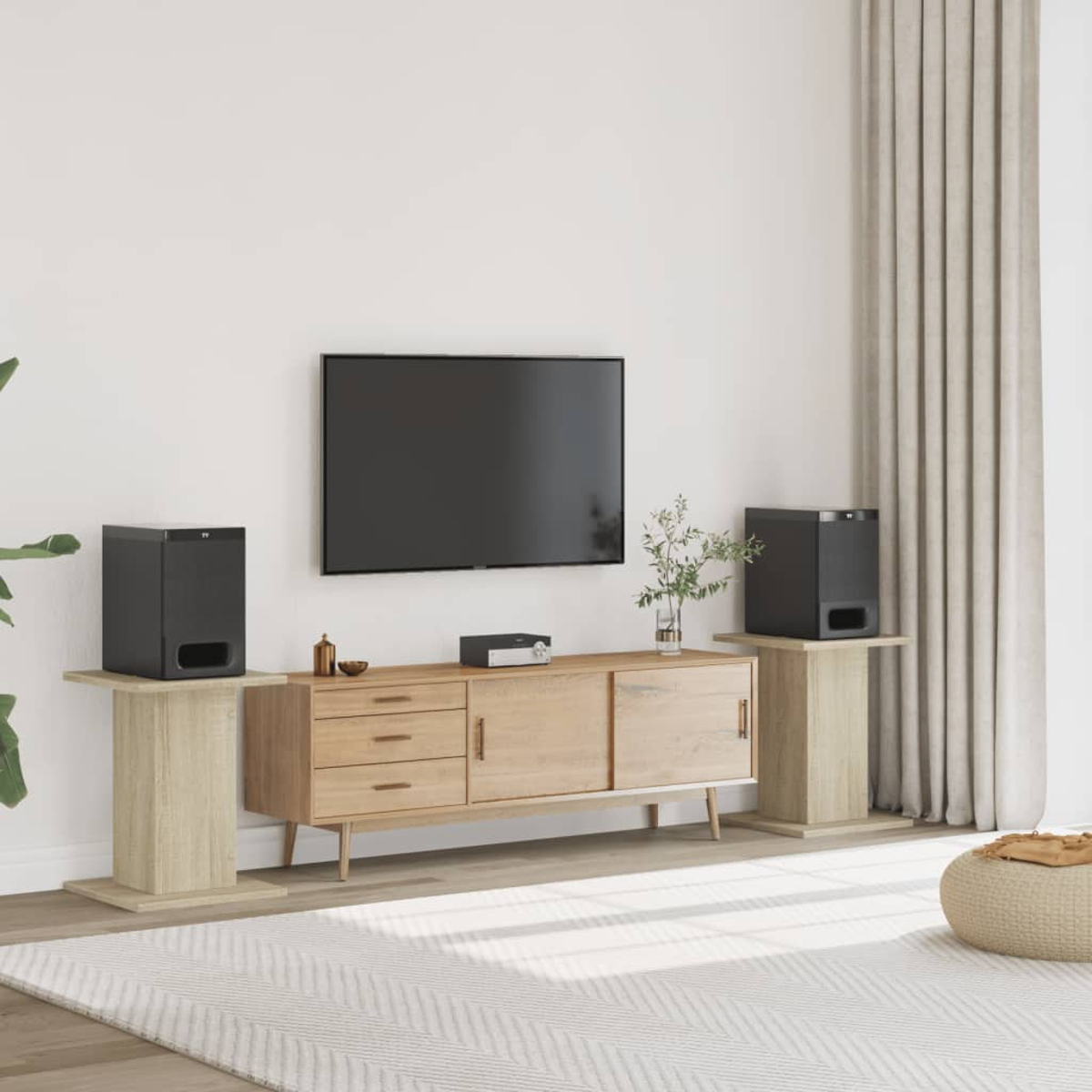 Ein modernes Wohnzimmer mit Fernseher, Holzschrank, Lautsprechern und Teppich.