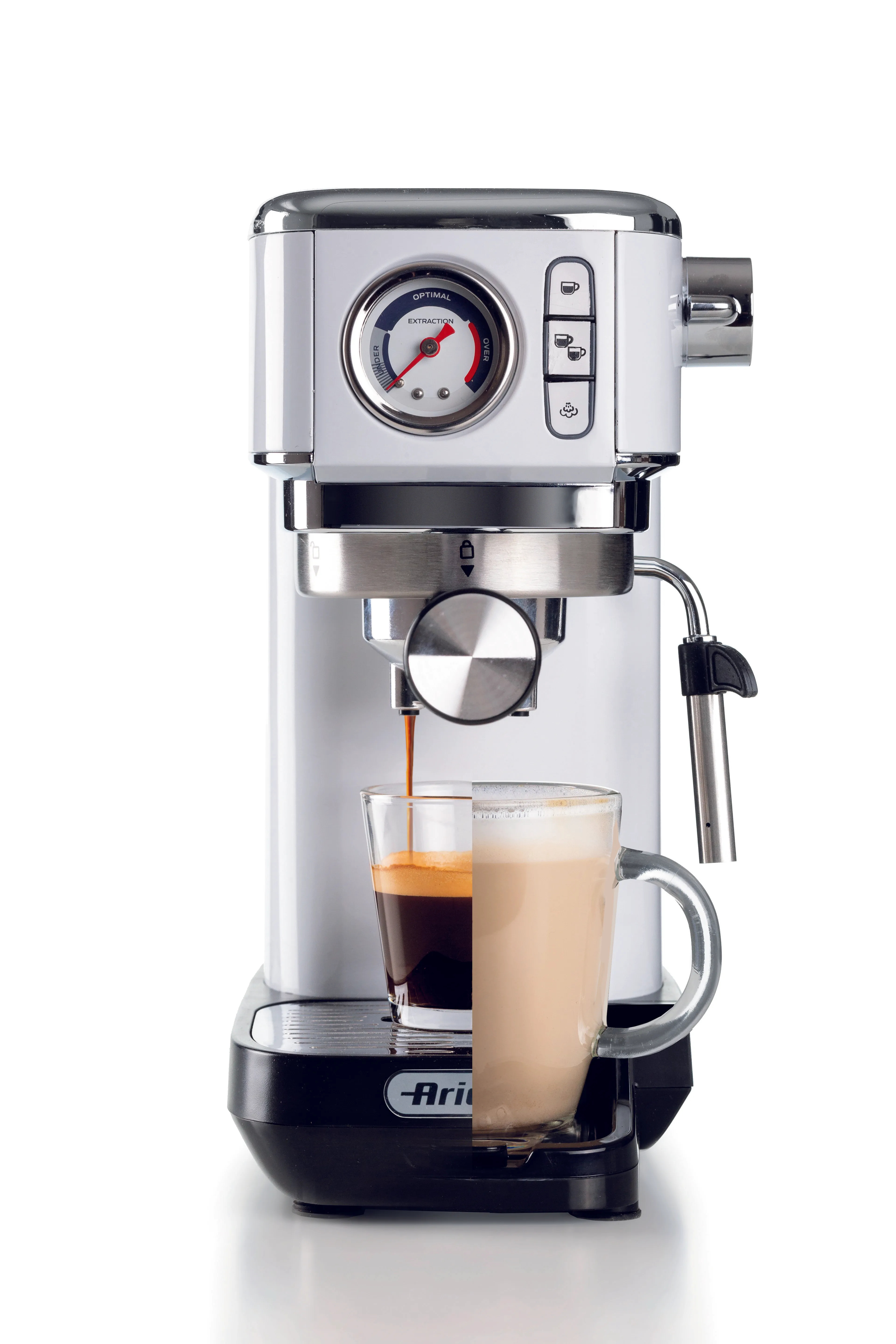 Eine weiße Espressomaschine brüht Kaffee in ein Glas, daneben ein Milchkaffee.
