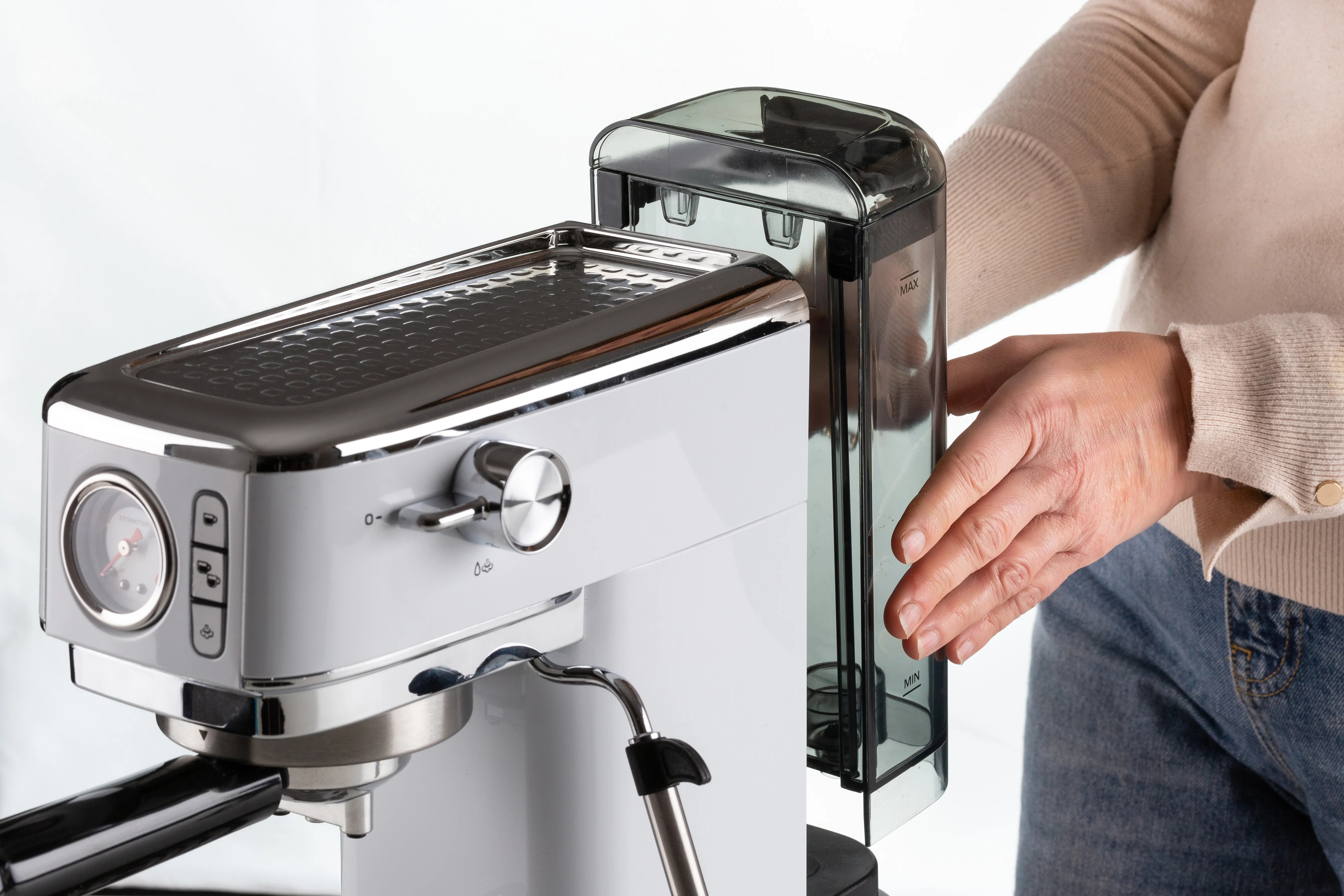 Eine weiße Kaffeemaschine mit einem Wassertank aus dunklem Kunststoff.