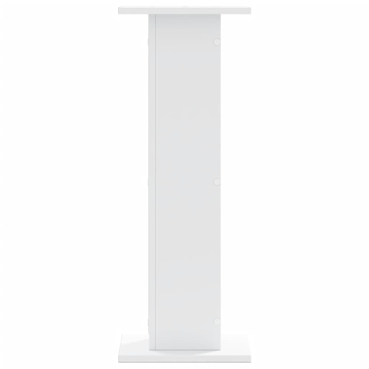 Ein weißer, schmaler Schrank mit einer Tür und einem Sockel.