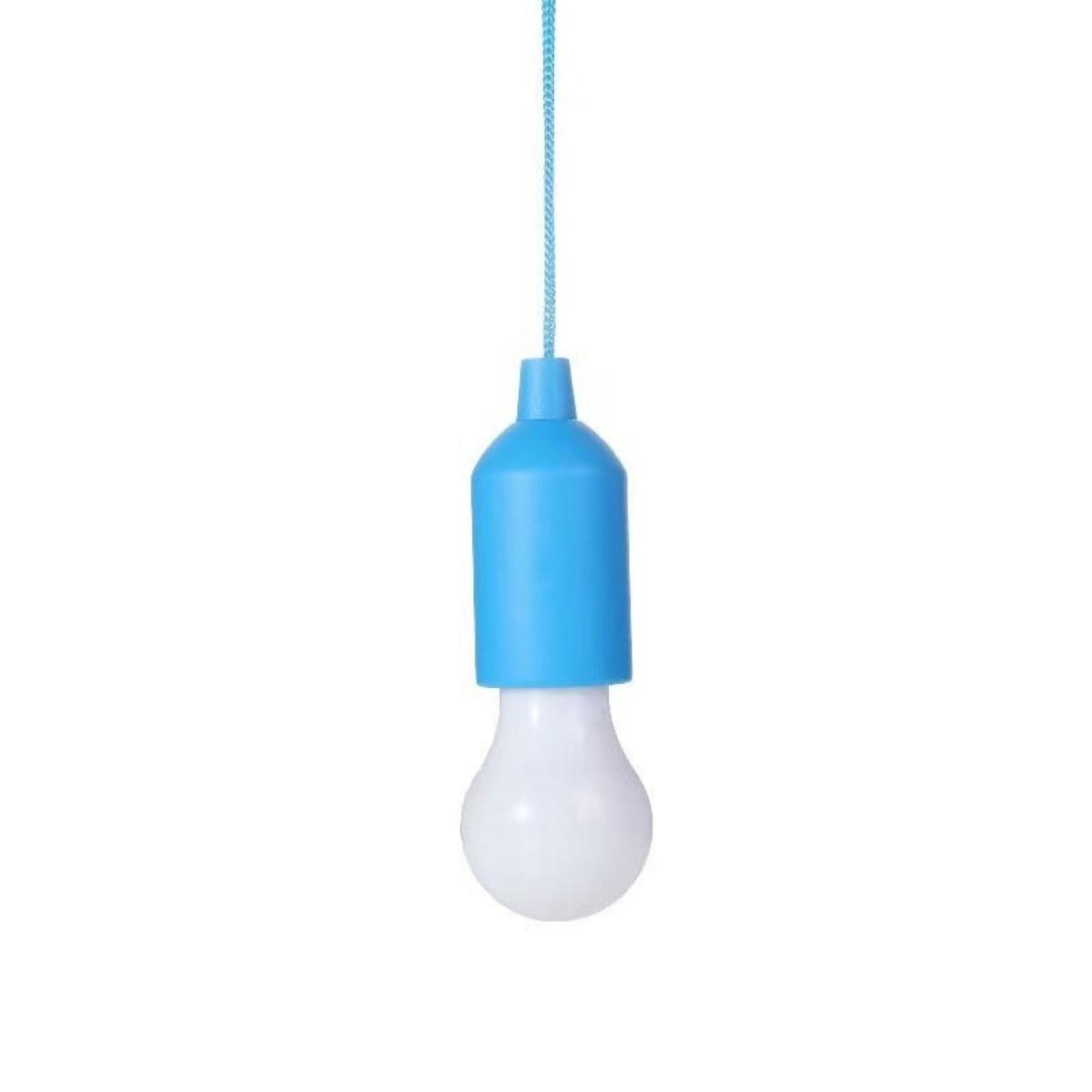 Eine blaue Glühbirne mit einem Zugkordelhalter, der an einem blauen Seil hängt.