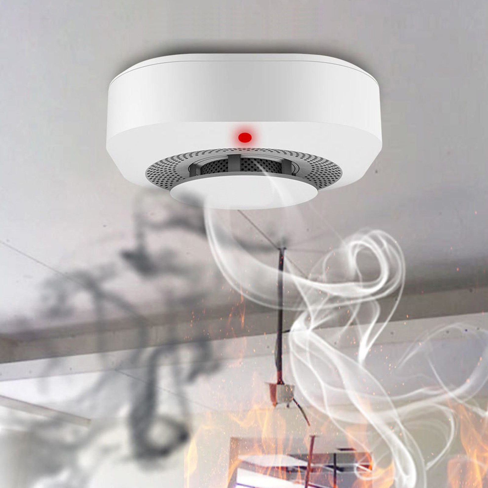 Rauchmelder mit rotem Licht auf Decke, umgeben von Rauch und Flammen.