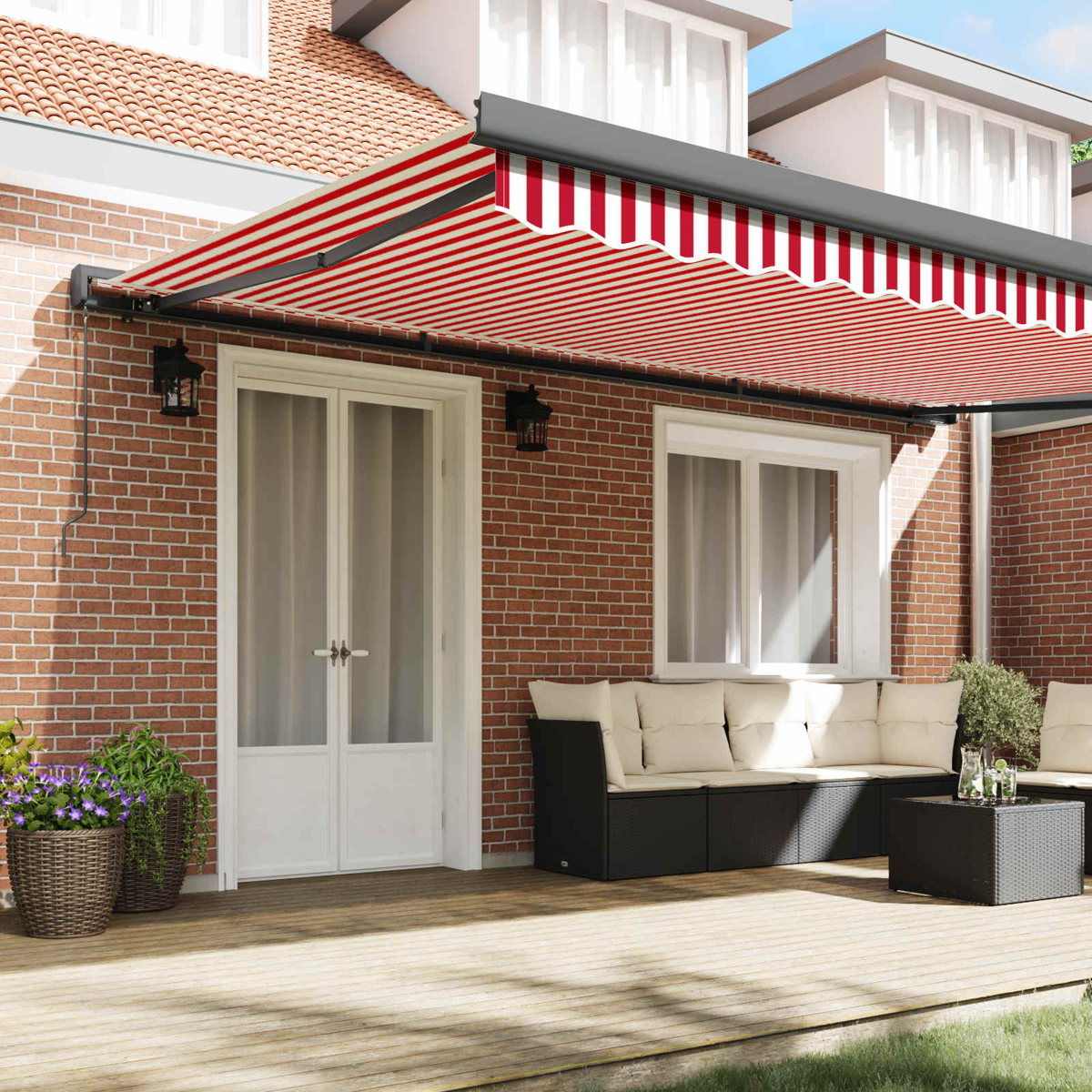 Un toldo a rayas rojas y blancas sobre un patio con muebles de asiento.