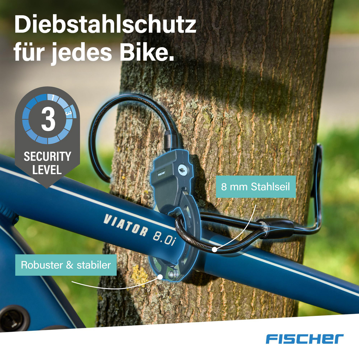 Ein blaues Fahrrad ist mit einem schwarzen Schloss an einem Baum gesichert. Sicherheitstufe 3.