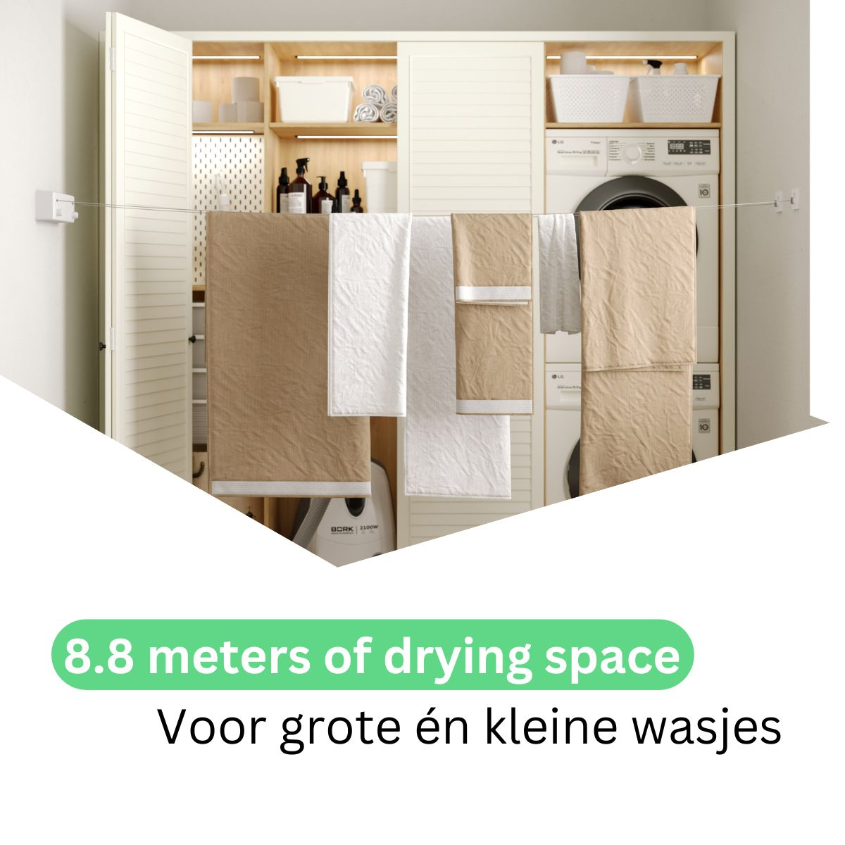 Étendoir avec plusieurs serviettes beiges et blanches, devant une armoire avec machine à laver.