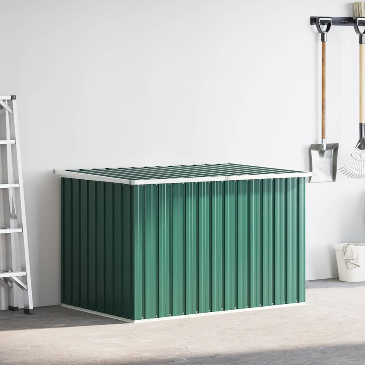 Contenitore da giardino verde con finiture bianche, scala e attrezzi.