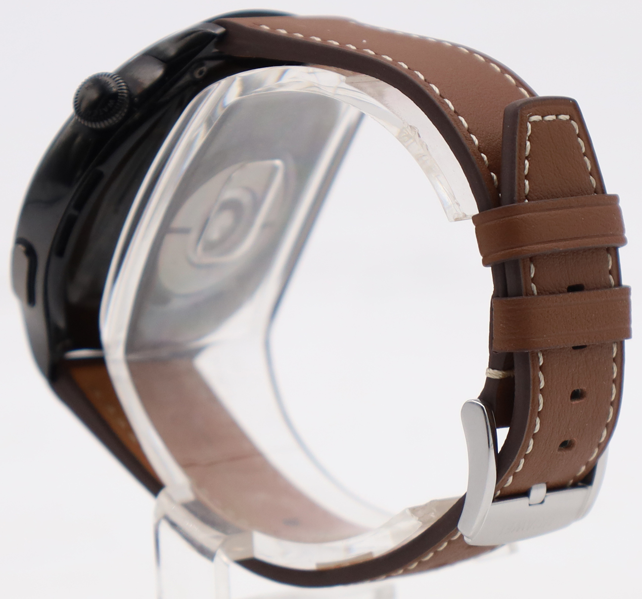 Schwarzes Smartwatch-Gehäuse mit braunem Lederarmband und Metallschnalle.