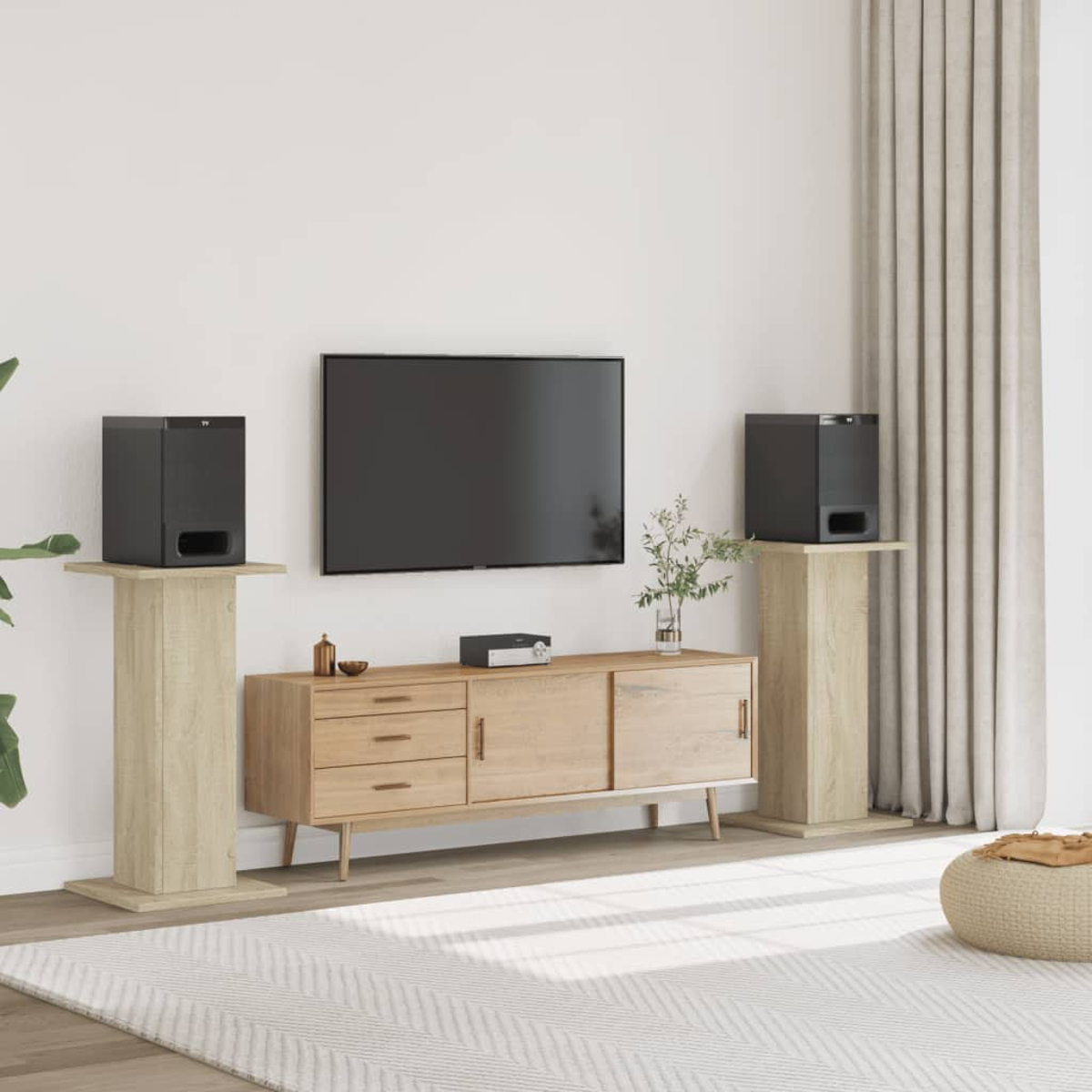Ein Wohnzimmer mit einem Fernseher, einem Sideboard und zwei Lautsprecherständern.