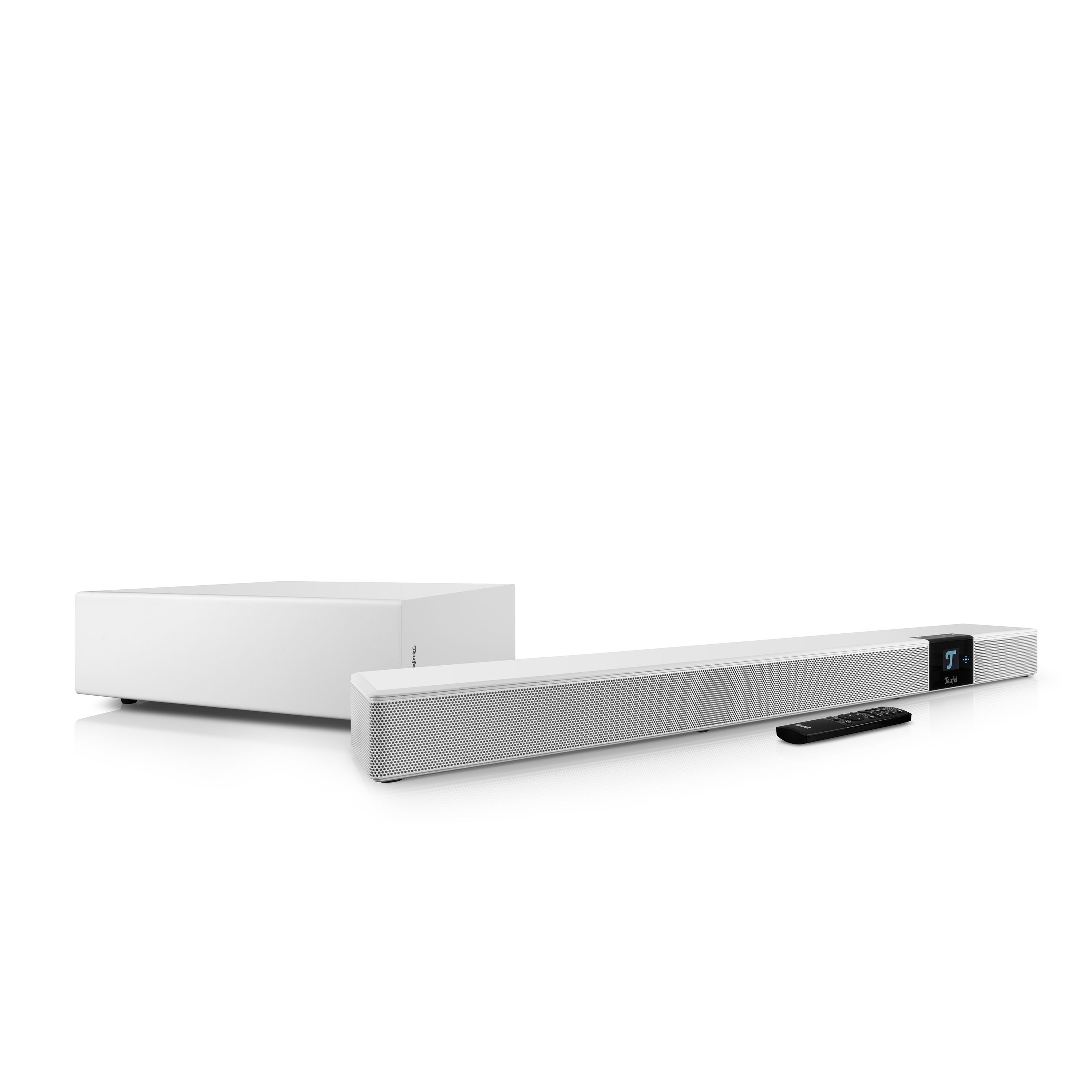 Ein weißer Subwoofer, eine weiße Soundbar und eine schwarze Fernbedienung auf weißem Grund.