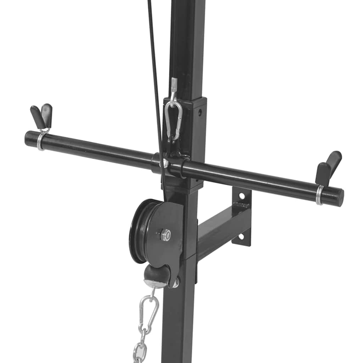 Schwarzes Gewichtgestell mit Riemenscheibe, Kabel und Stangenaufsätzen. Fokus auf Trainingsgeräten.