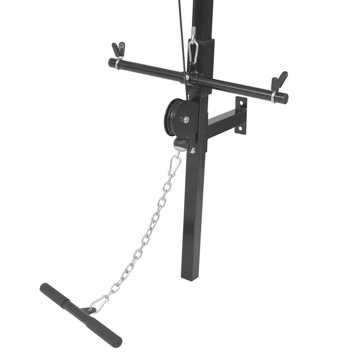 Ein schwarzes Klimmzuggerät mit Kette und Griff hängt an einer Wandhalterung.