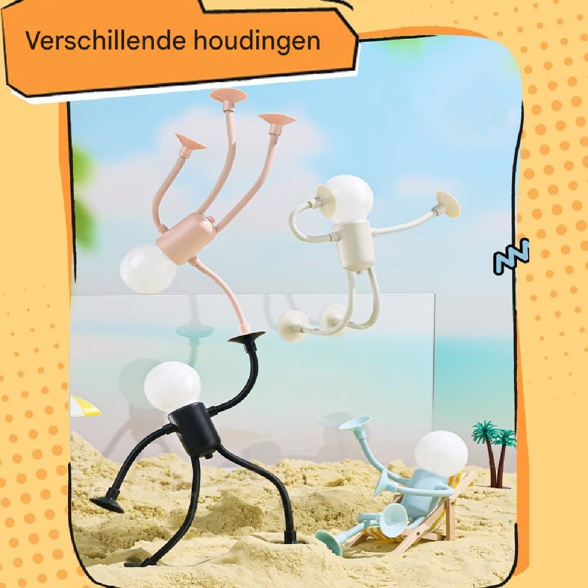 Vier Lampenfiguren stehen oder liegen am Sandstrand vor blauem Himmel mit Palmen.