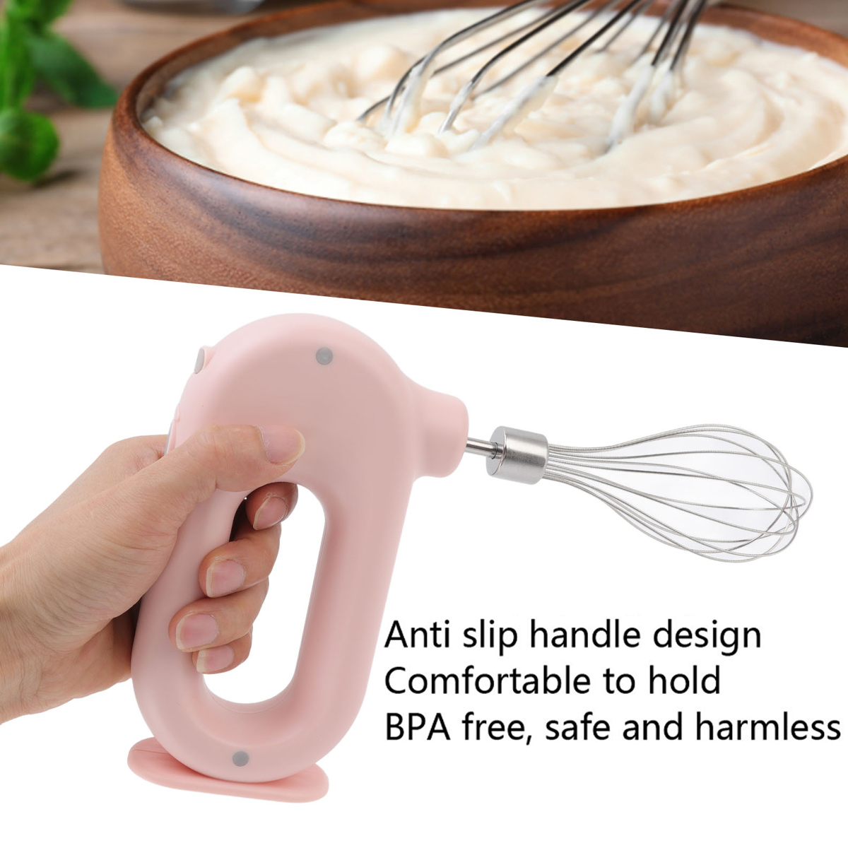 Eine rosa Handmixer mit Schneebesen in einer Hand, Sahne in einer Schüssel.