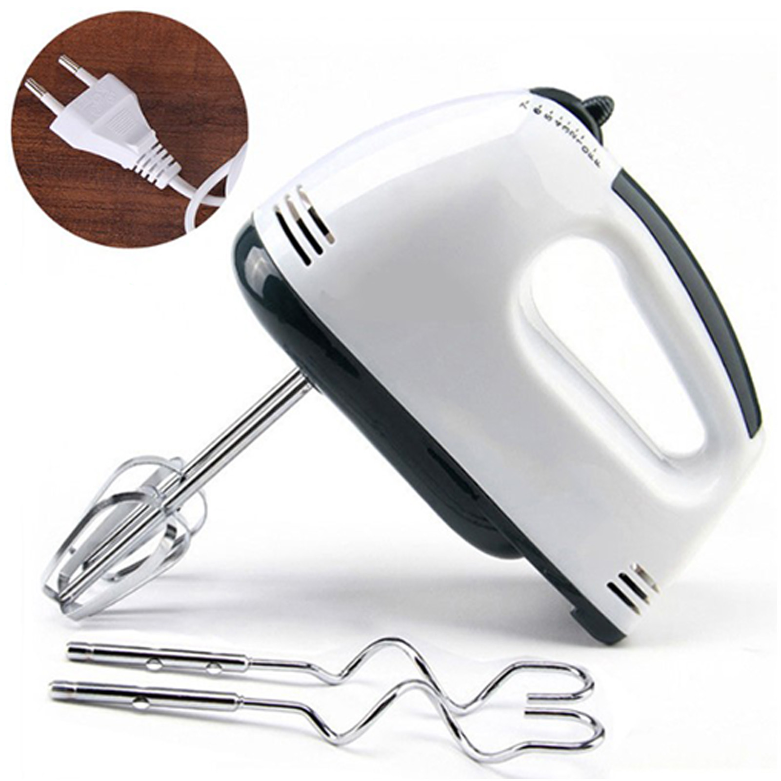 Ein weißer Handmixer mit schwarzem Griff und silbernen Rührbesen.